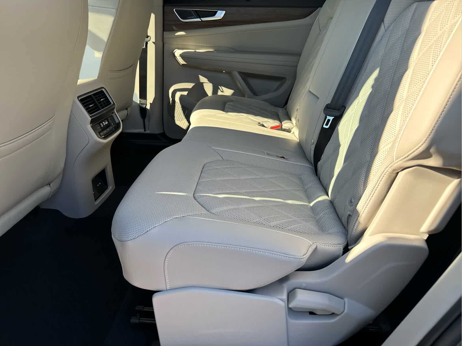 2026 Volkswagen Atlas SEL Premium R-Line photo 16