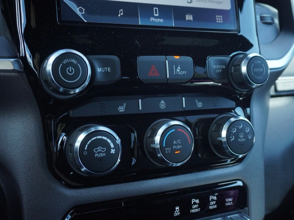 New 2026 Diamond Black Crystal Pearl-Coat Exterior Paint RAM Big Horn Sport Appearance Edition image 16