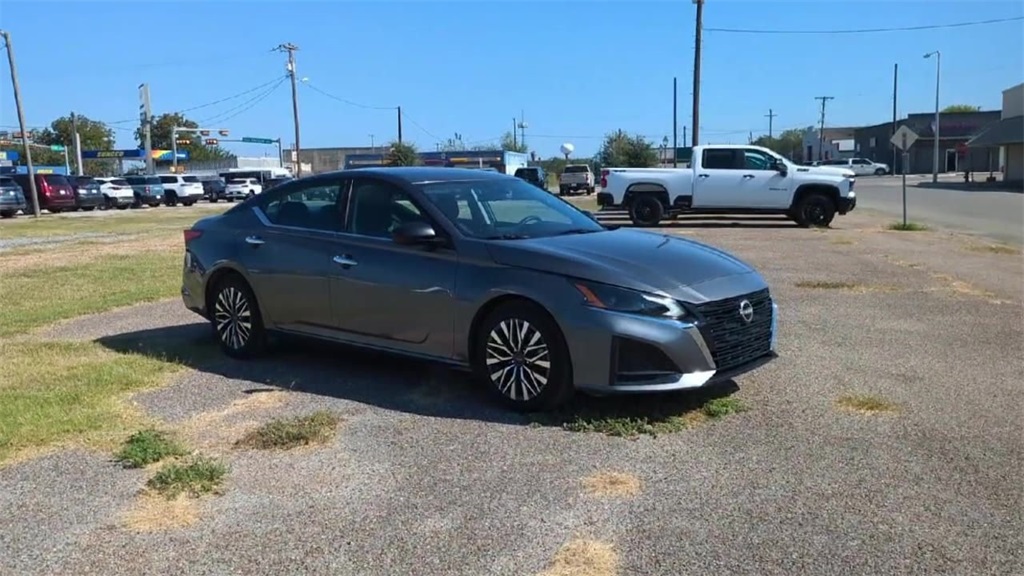 2024 Nissan Altima 2.5 SV photo 2