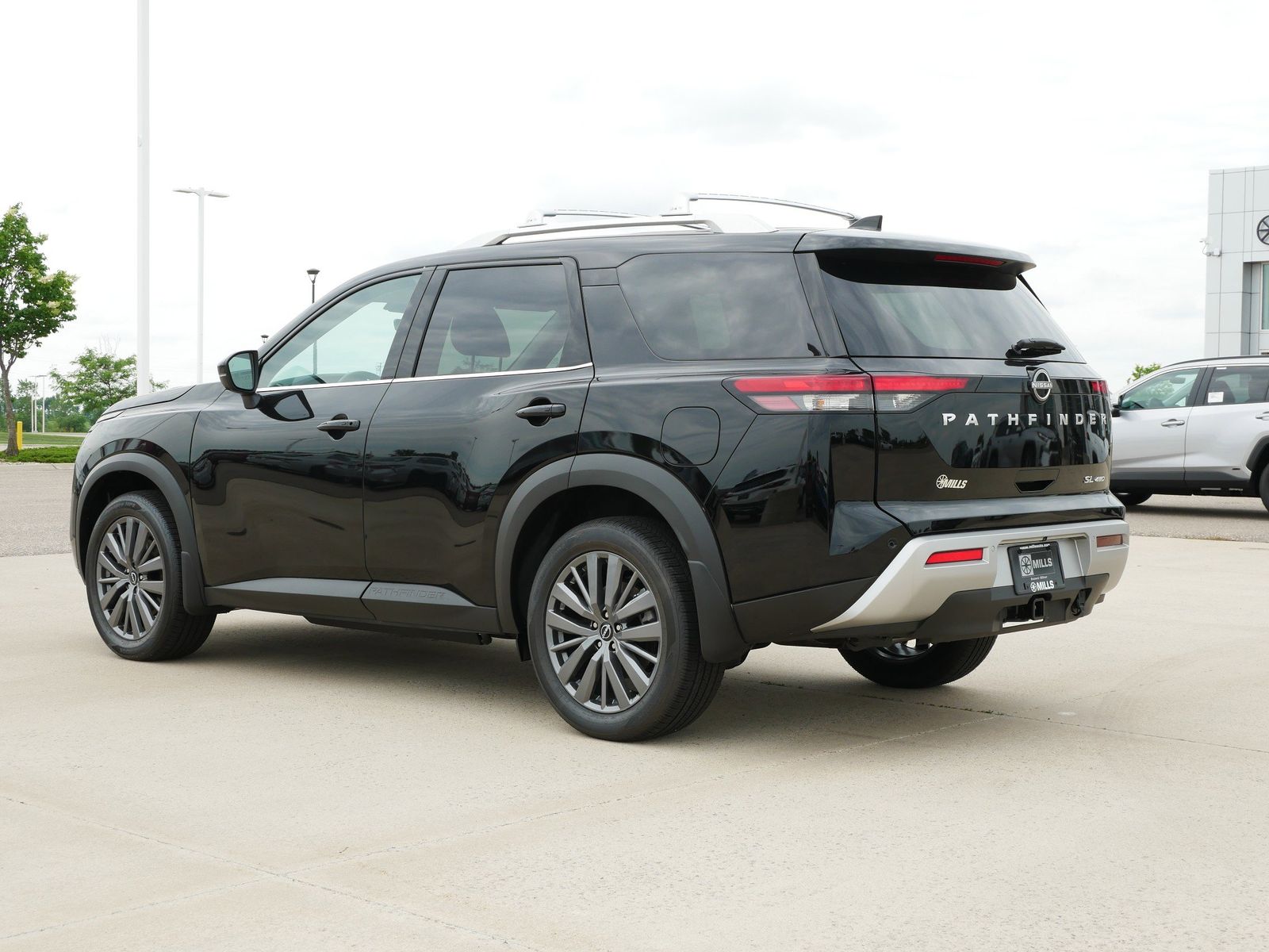 2025 Nissan Pathfinder SL photo 3