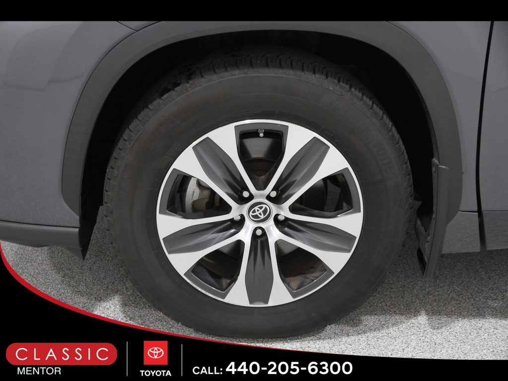 2021 Toyota Highlander XLE photo 2