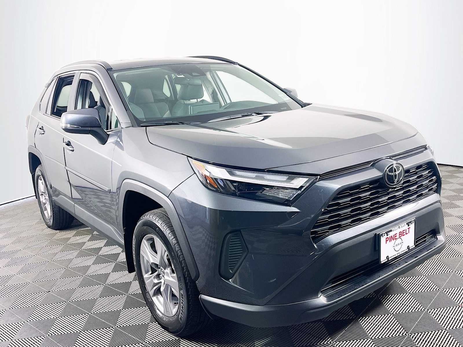 2023 Toyota RAV4 XLE photo 3