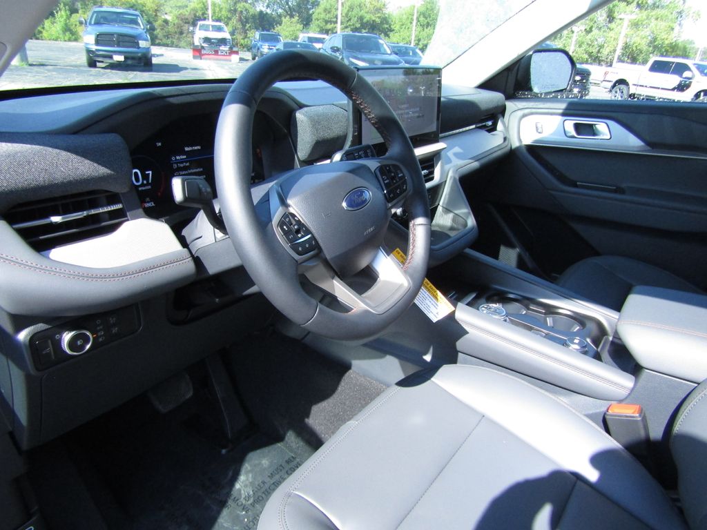 2025 Ford Explorer photo 8