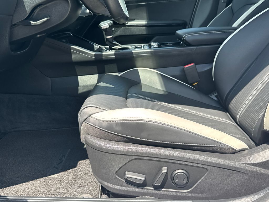 2025 Kia K5 GT-Line photo 8
