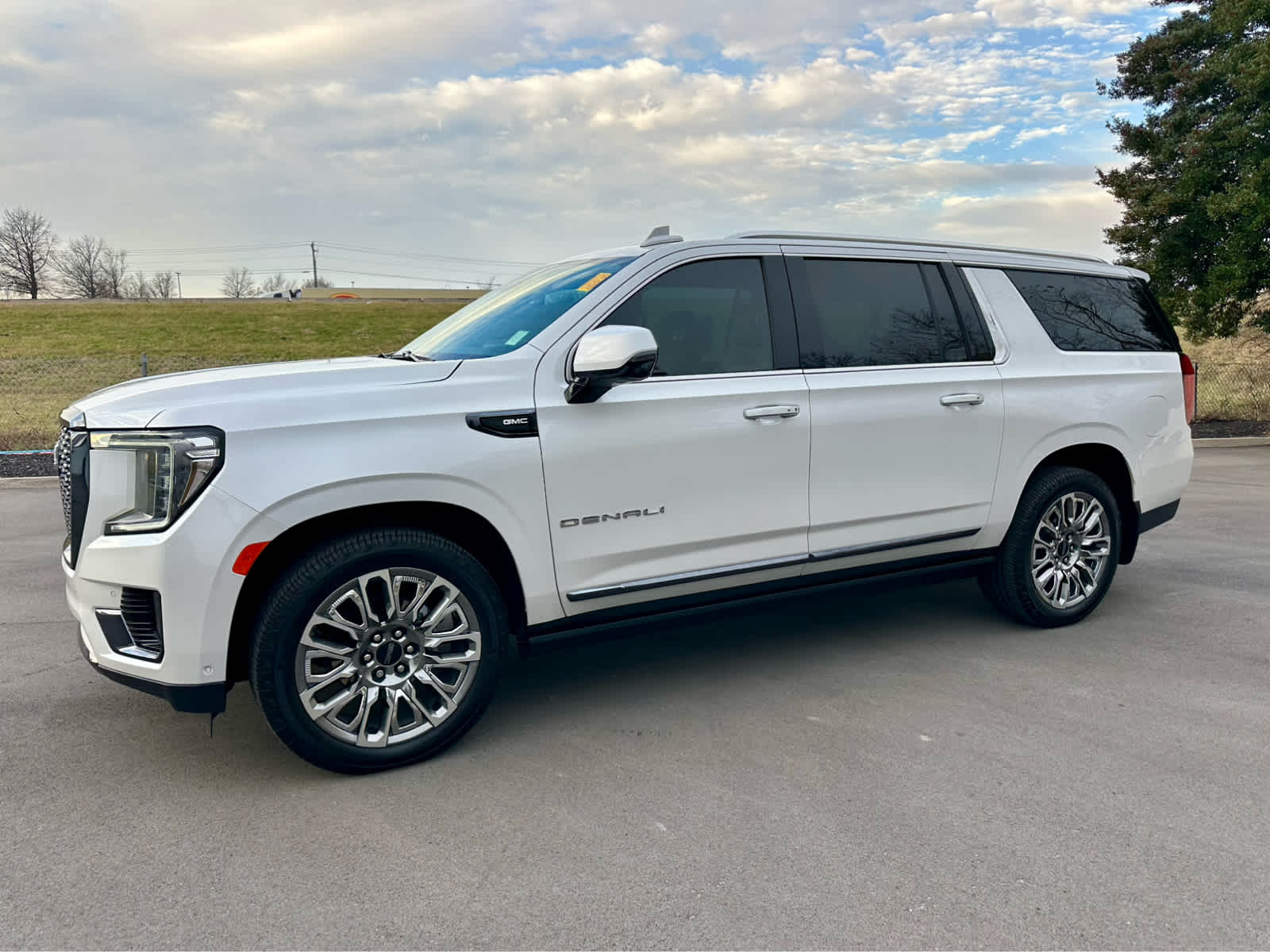 2023 GMC Yukon XL Denali Ultimate's photo