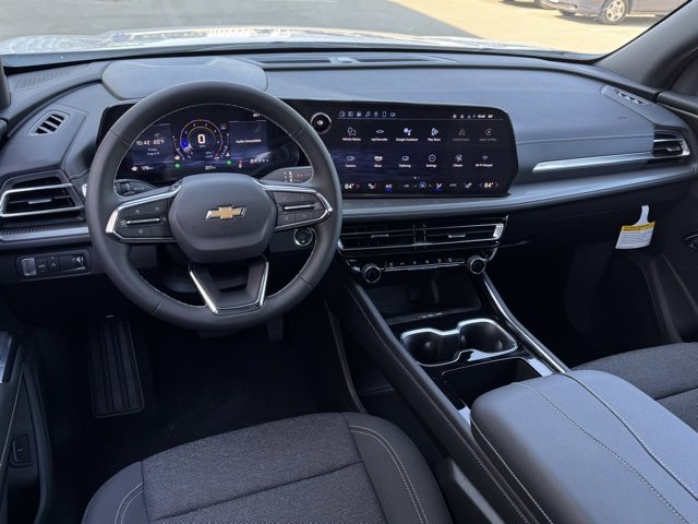 2025 Chevrolet Traverse photo 2