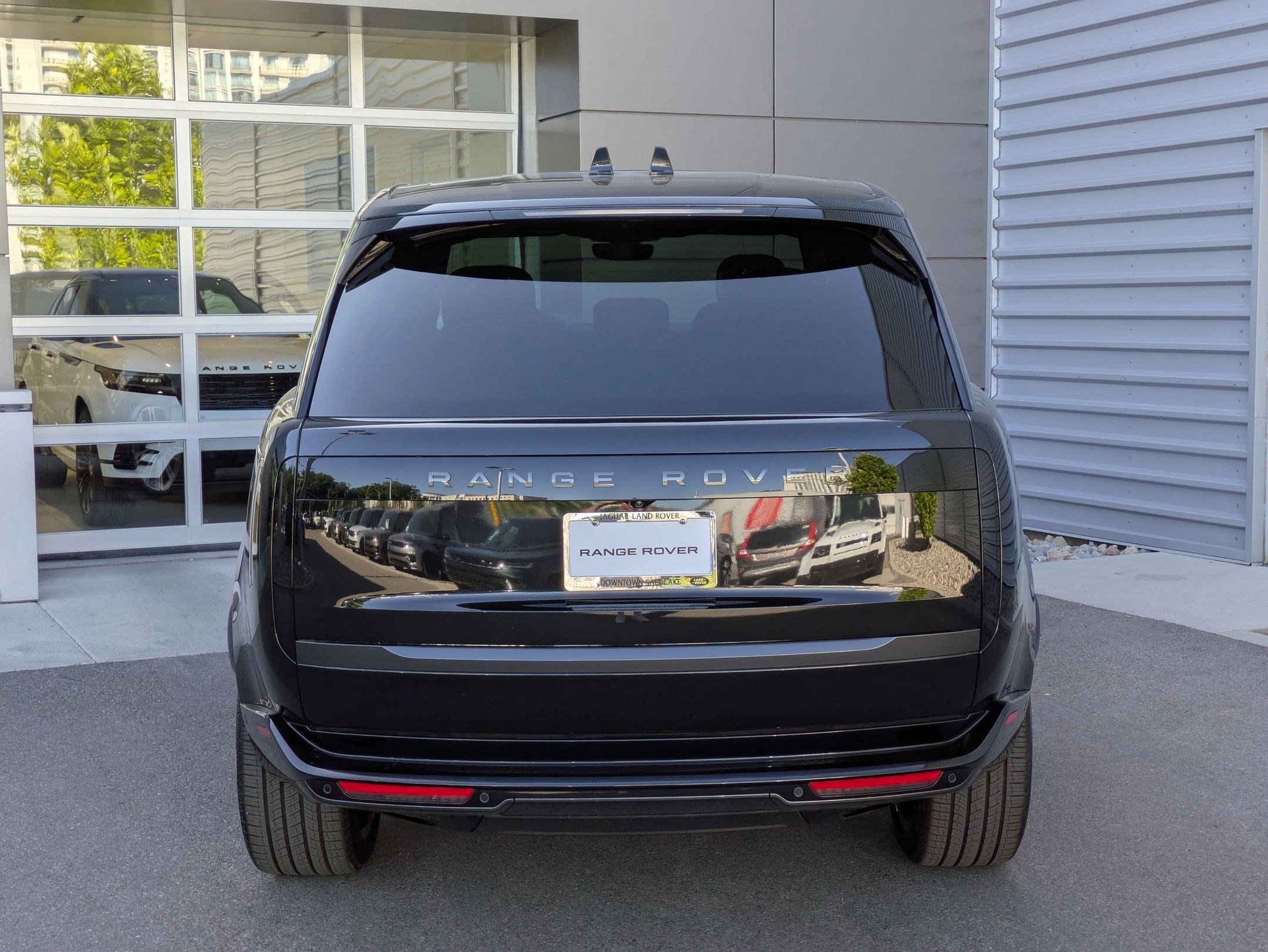 2025 Land Rover Range Rover SE photo 4