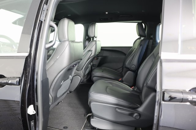 2025 Chrysler Pacifica Hybrid photo 8
