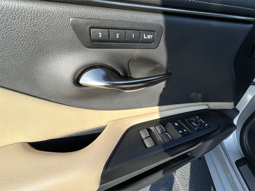 2021 Lexus ES 350 photo 13