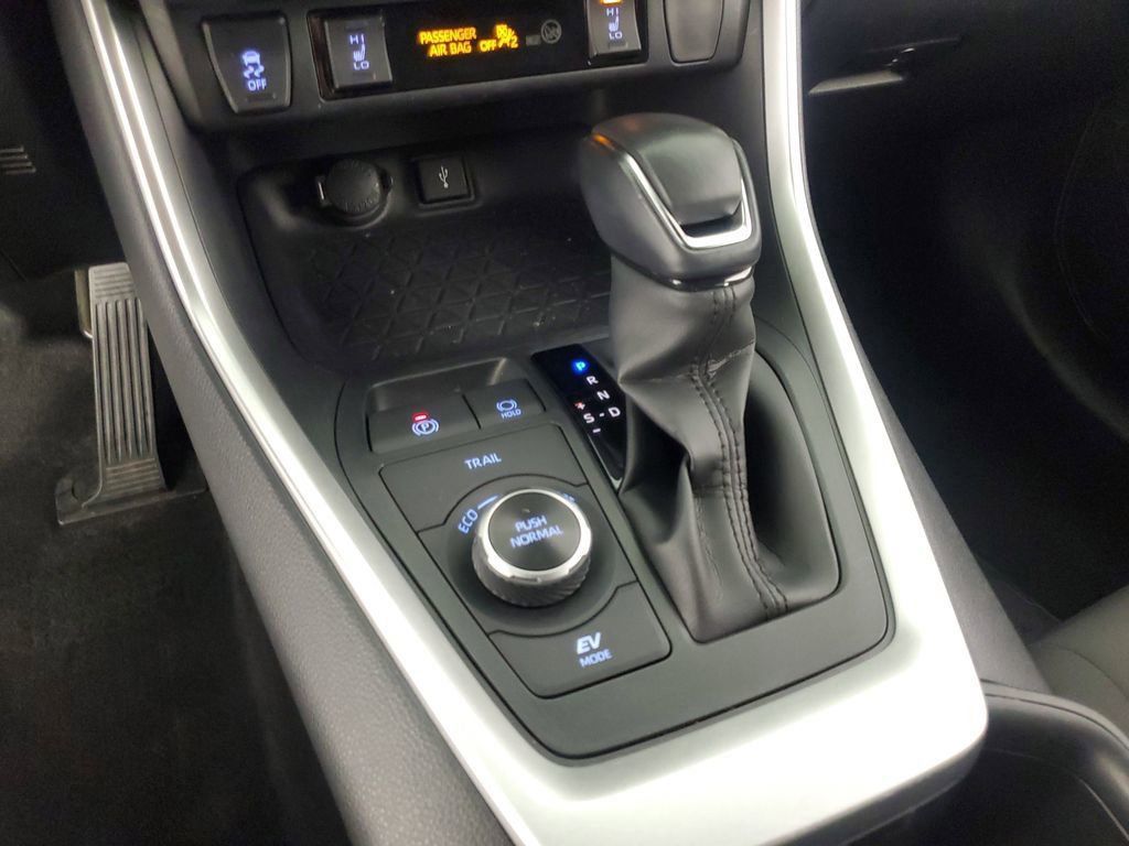 2022 Toyota RAV4 Hybrid SE photo 12