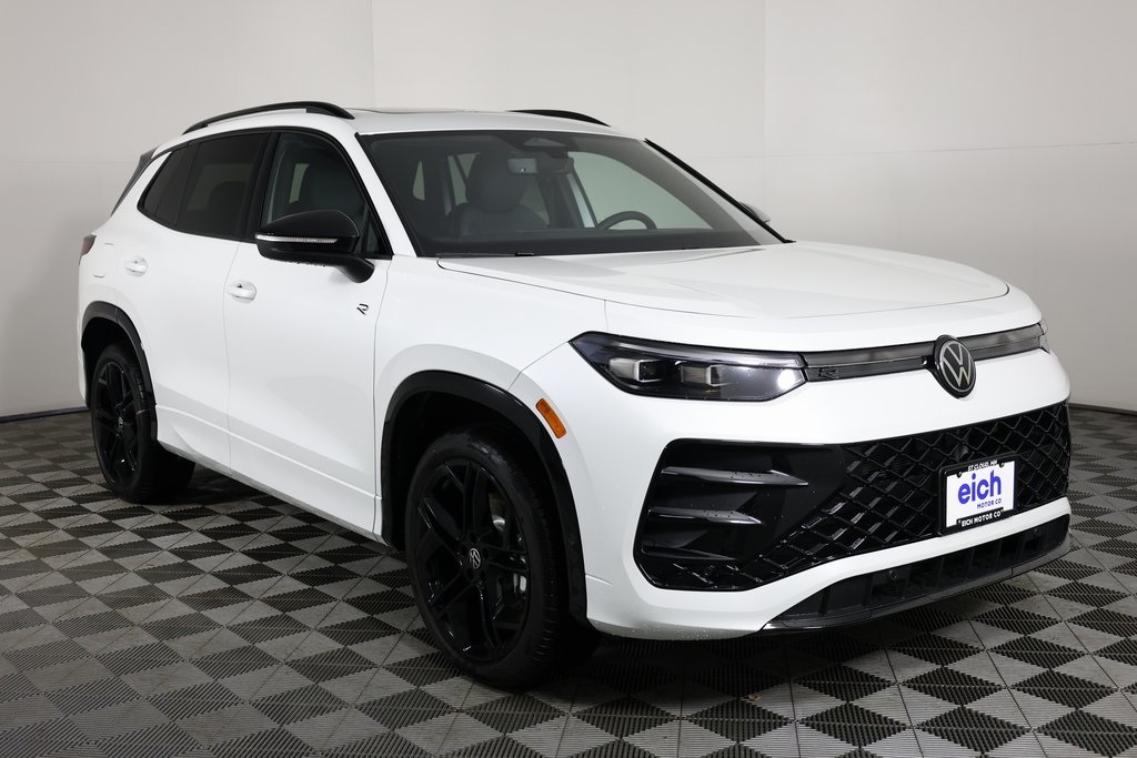 2025 Volkswagen Tiguan SE R-LINE BLACK's photo