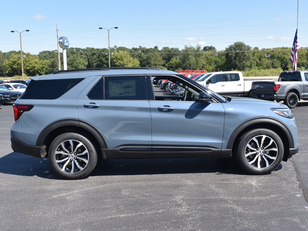 2025 Ford Explorer ST-Line photo 13
