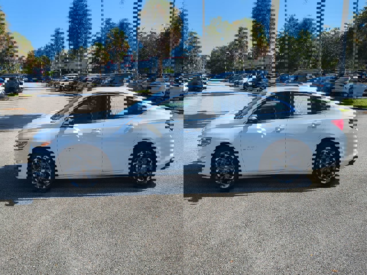 2024 Chevrolet Malibu 1LT photo 2