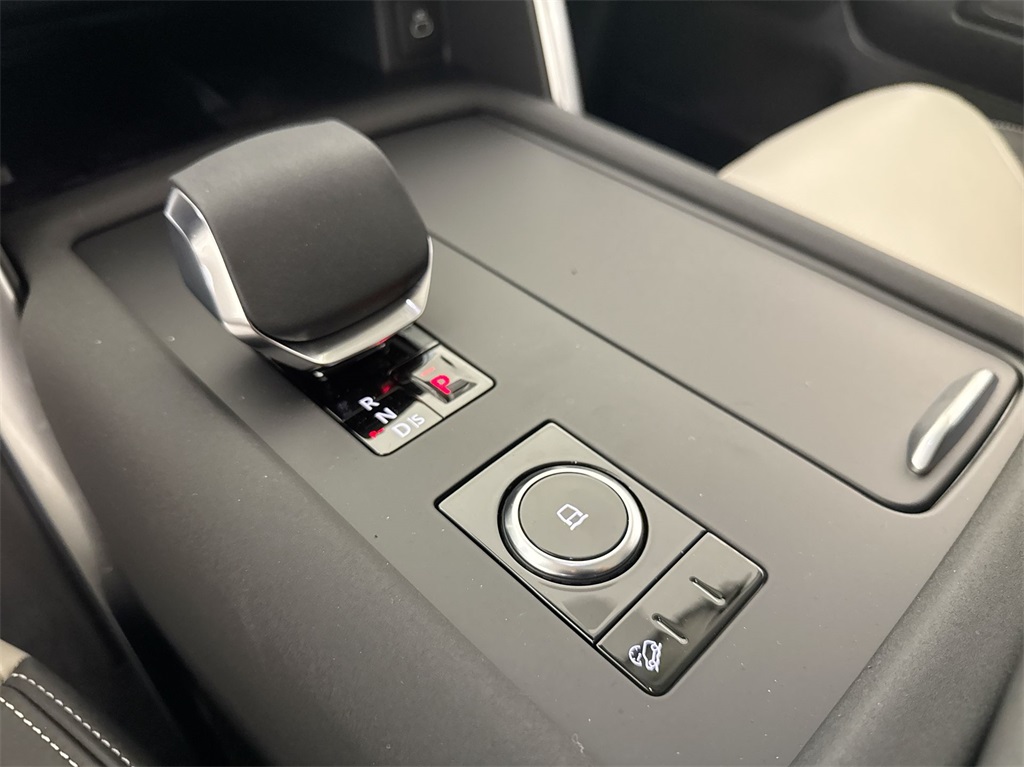 2025 Land Rover Discovery SE photo 16