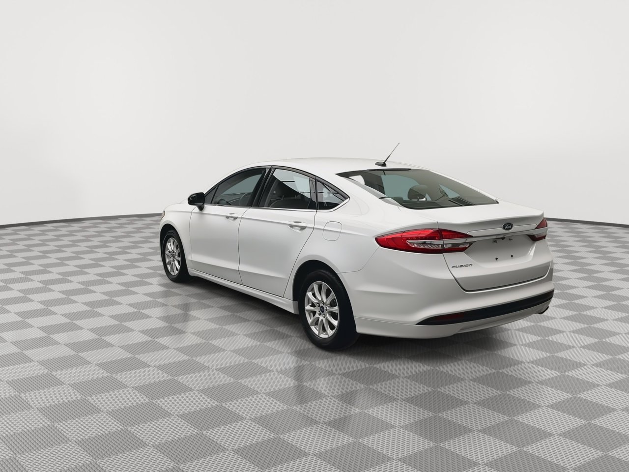 2017 Ford Fusion S photo 2