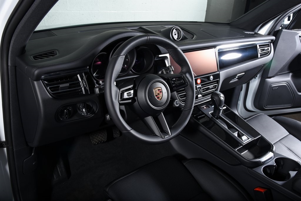 2026 Porsche Macan T photo 4