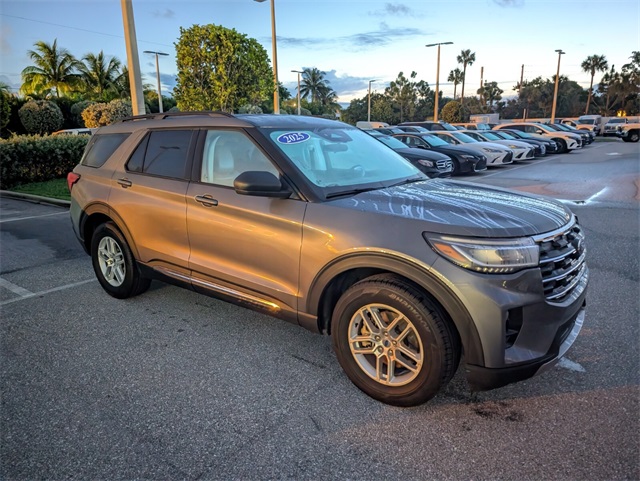 2025 Ford Explorer photo 2