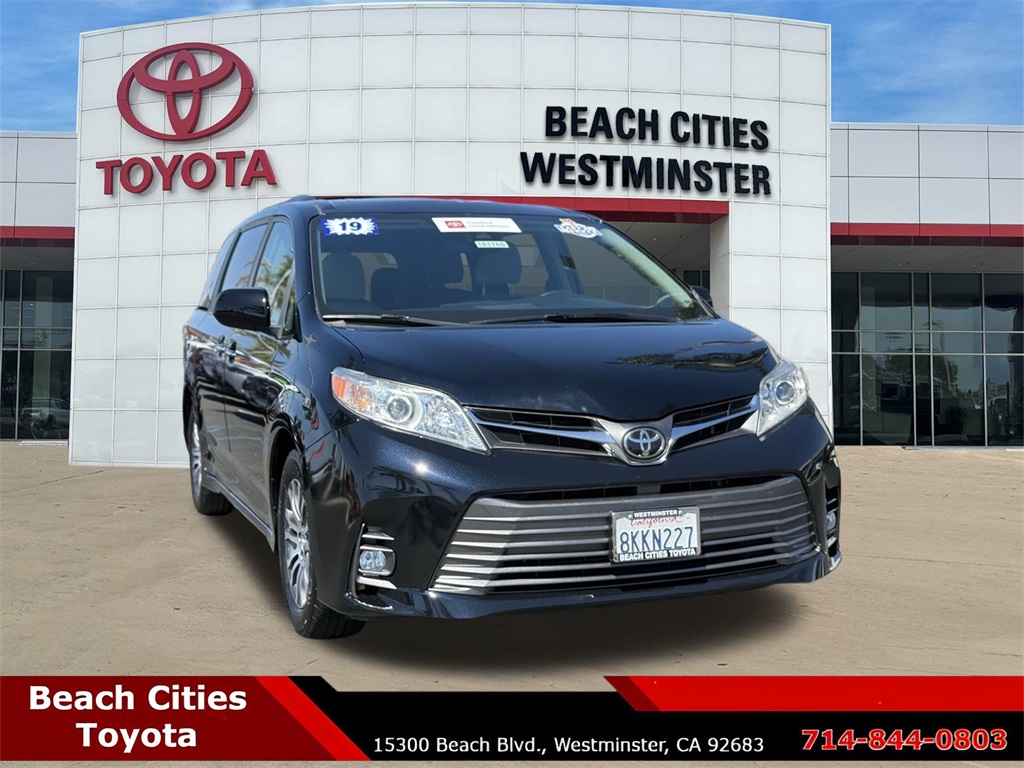 2019 Toyota Sienna XLE photo 2
