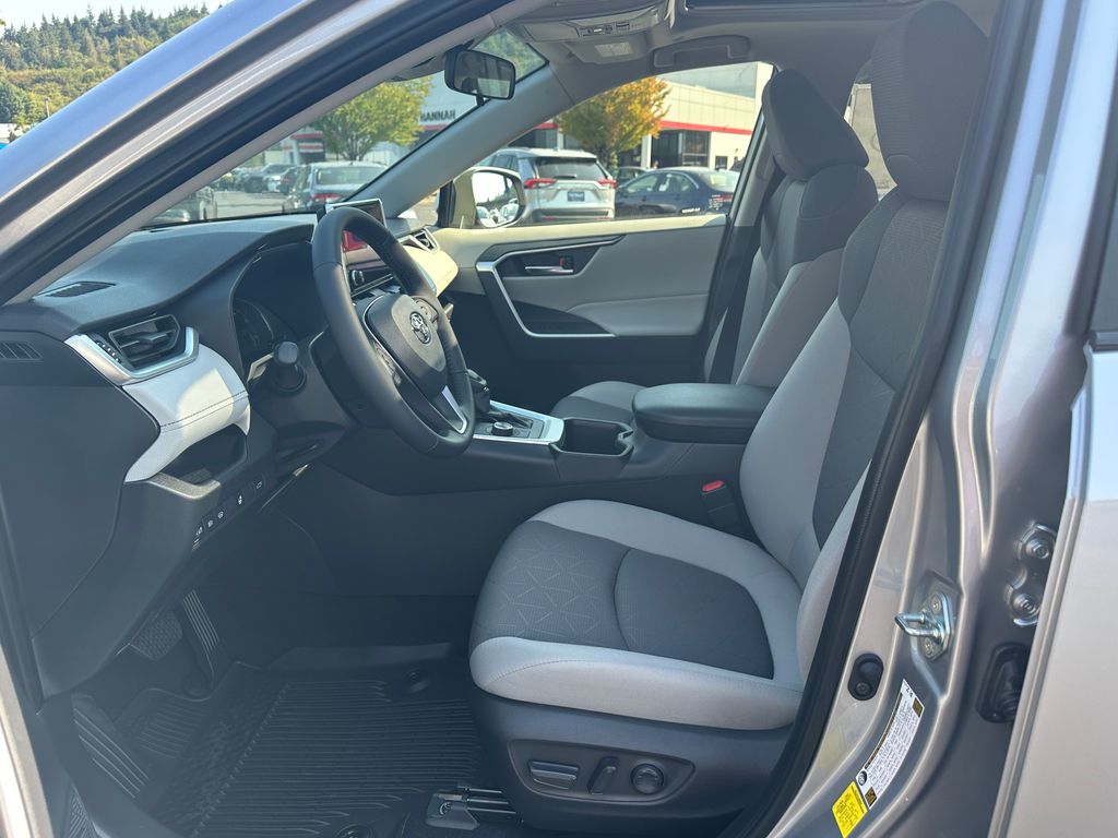 2025 Toyota RAV4 Hybrid XLE photo 14