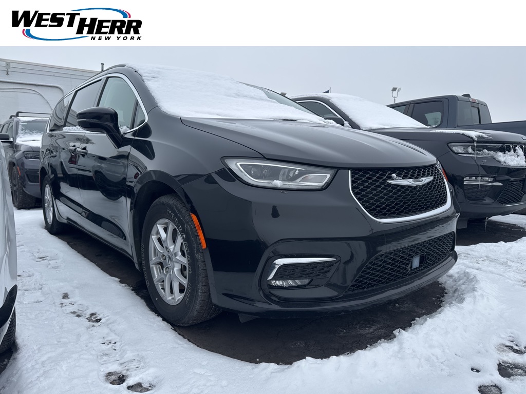 2022 Chrysler Pacifica Touring L's photo