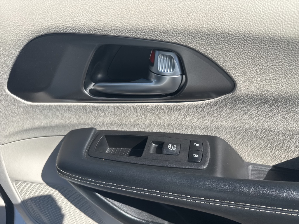 2023 Chrysler Pacifica Touring L photo 28