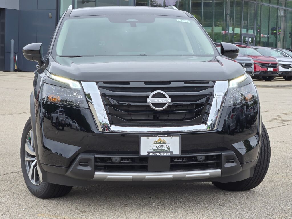 2025 Nissan Pathfinder SL photo 2