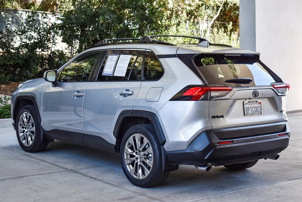 2020 Toyota RAV4 XLE Premium photo 4