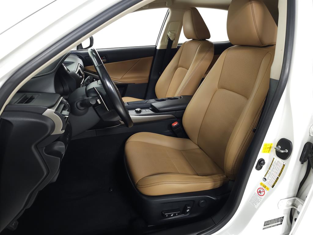 2017 Lexus IS 300 photo 12