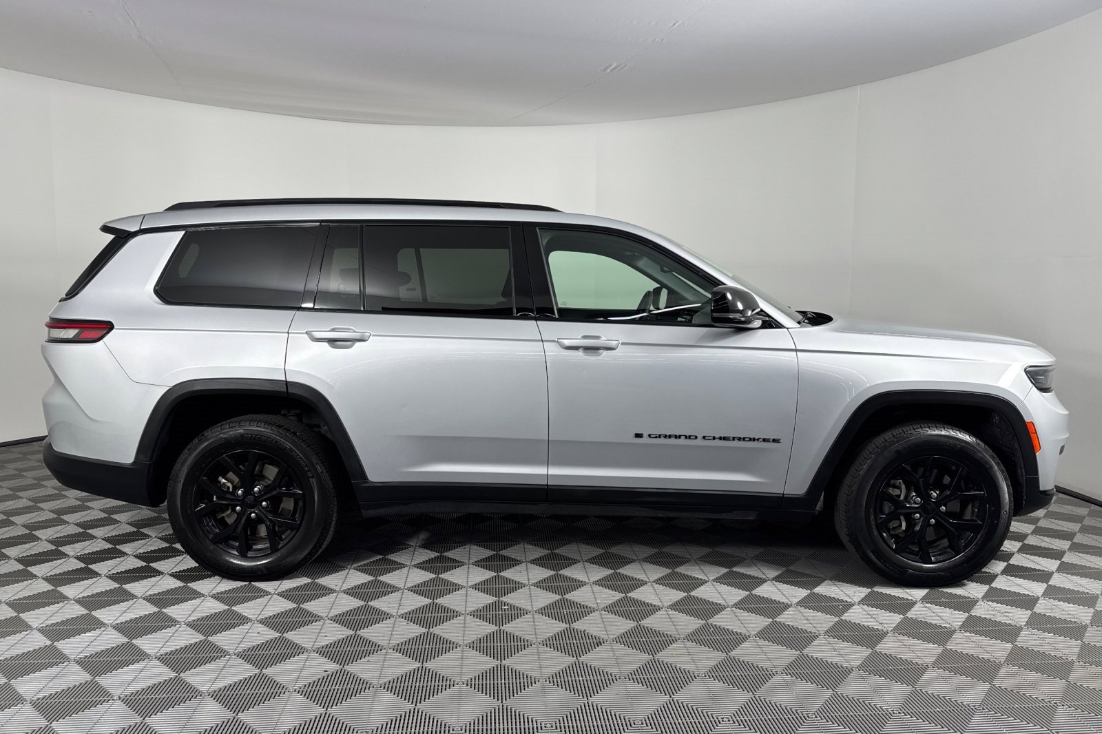 2024 Jeep Grand Cherokee Altitude photo 3