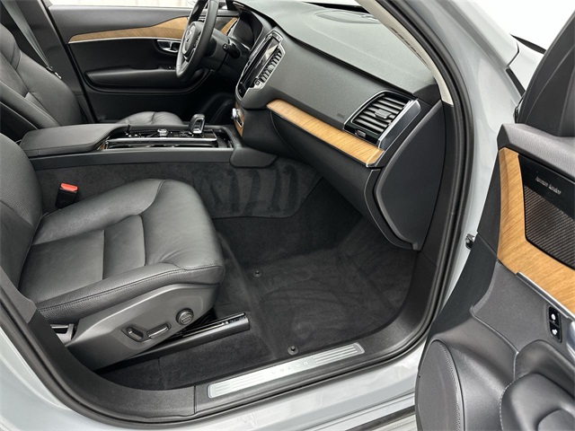 2025 Volvo XC90 T8 AWD Plus photo 16