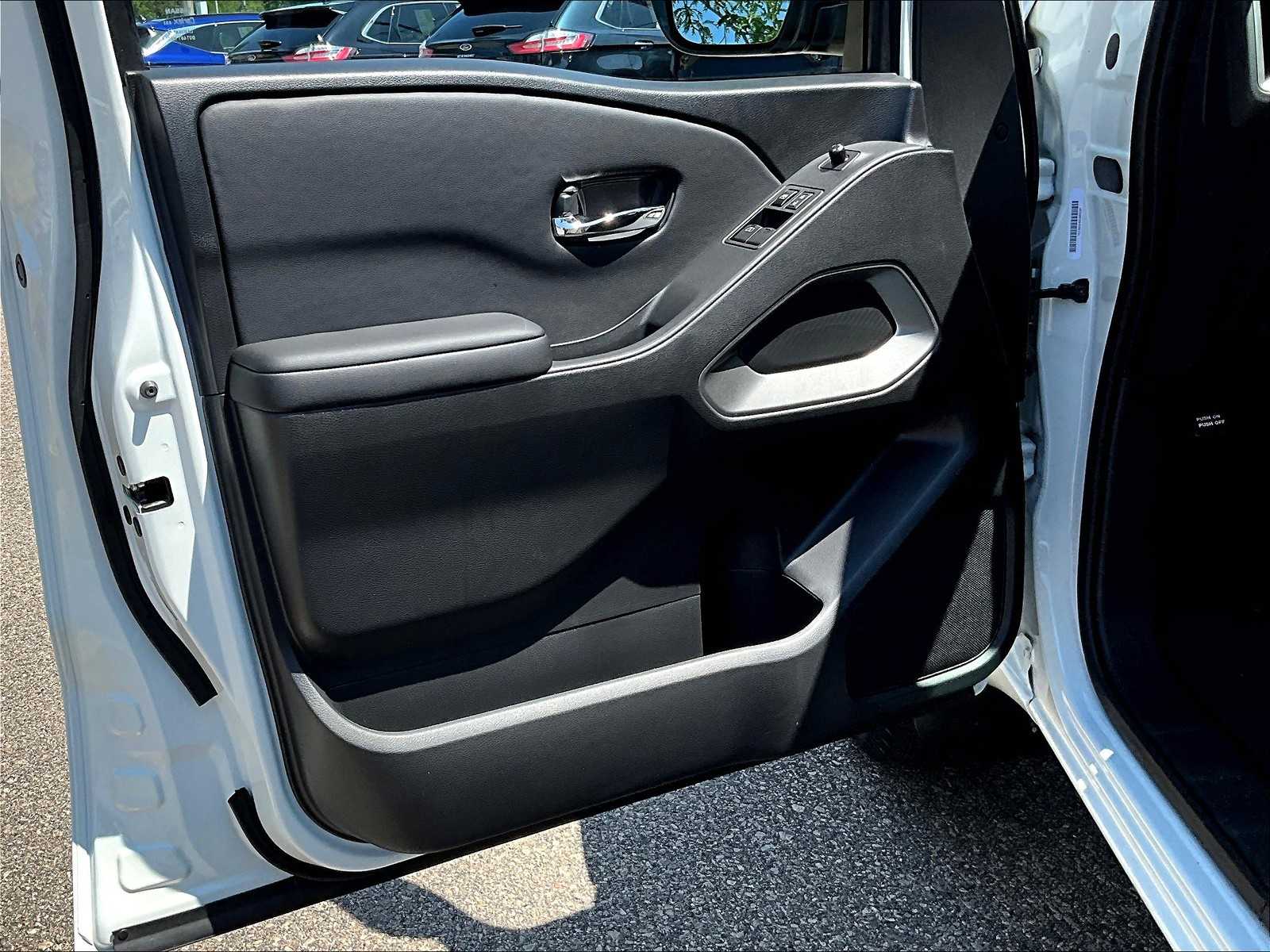 2025 Nissan Frontier SV photo 9
