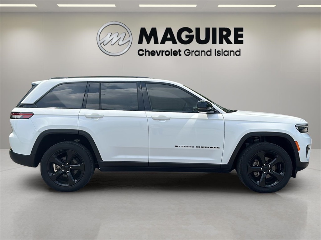 2023 Jeep Grand Cherokee Altitude photo 2