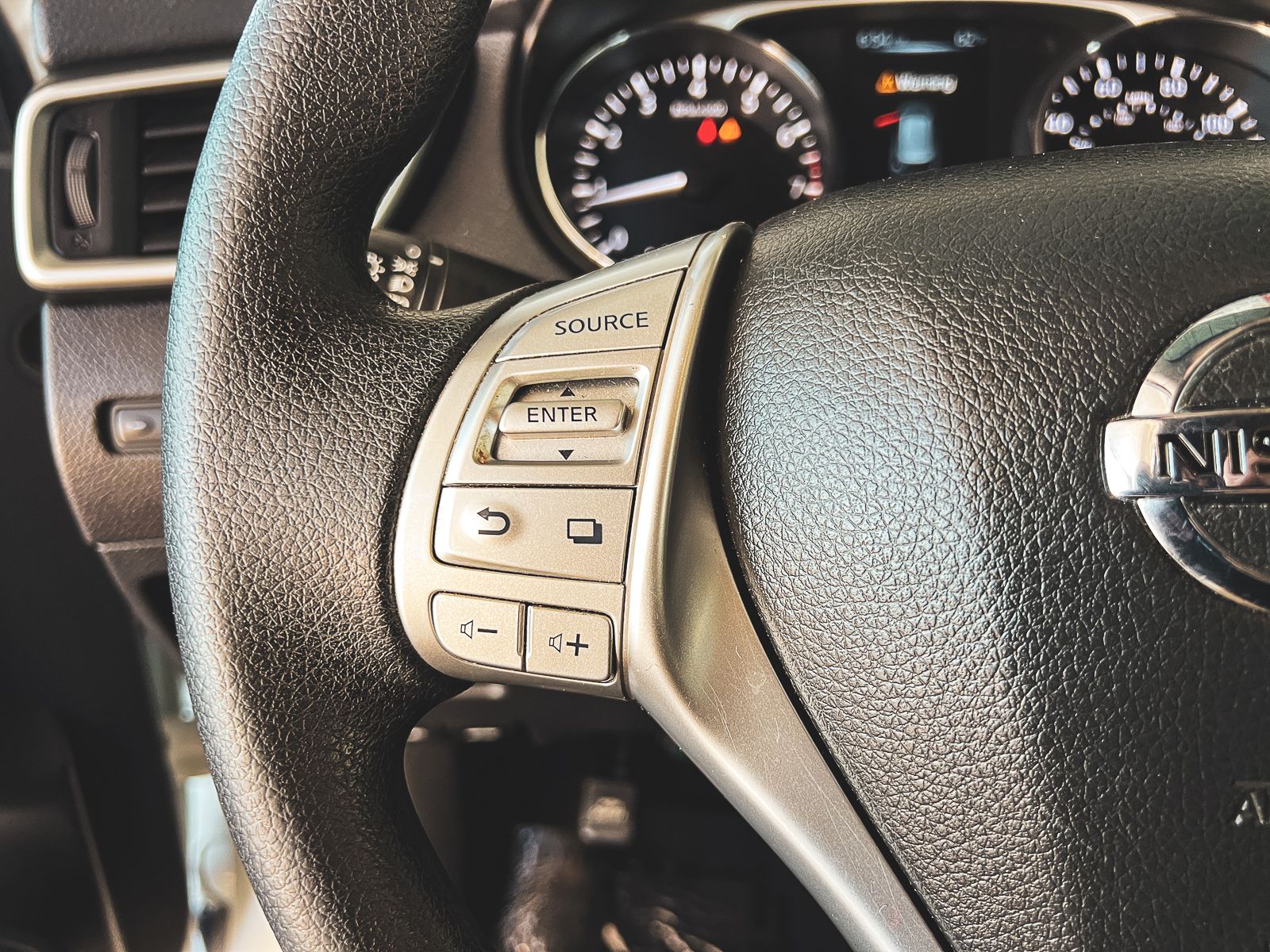 2016 Nissan Rogue SV photo 17