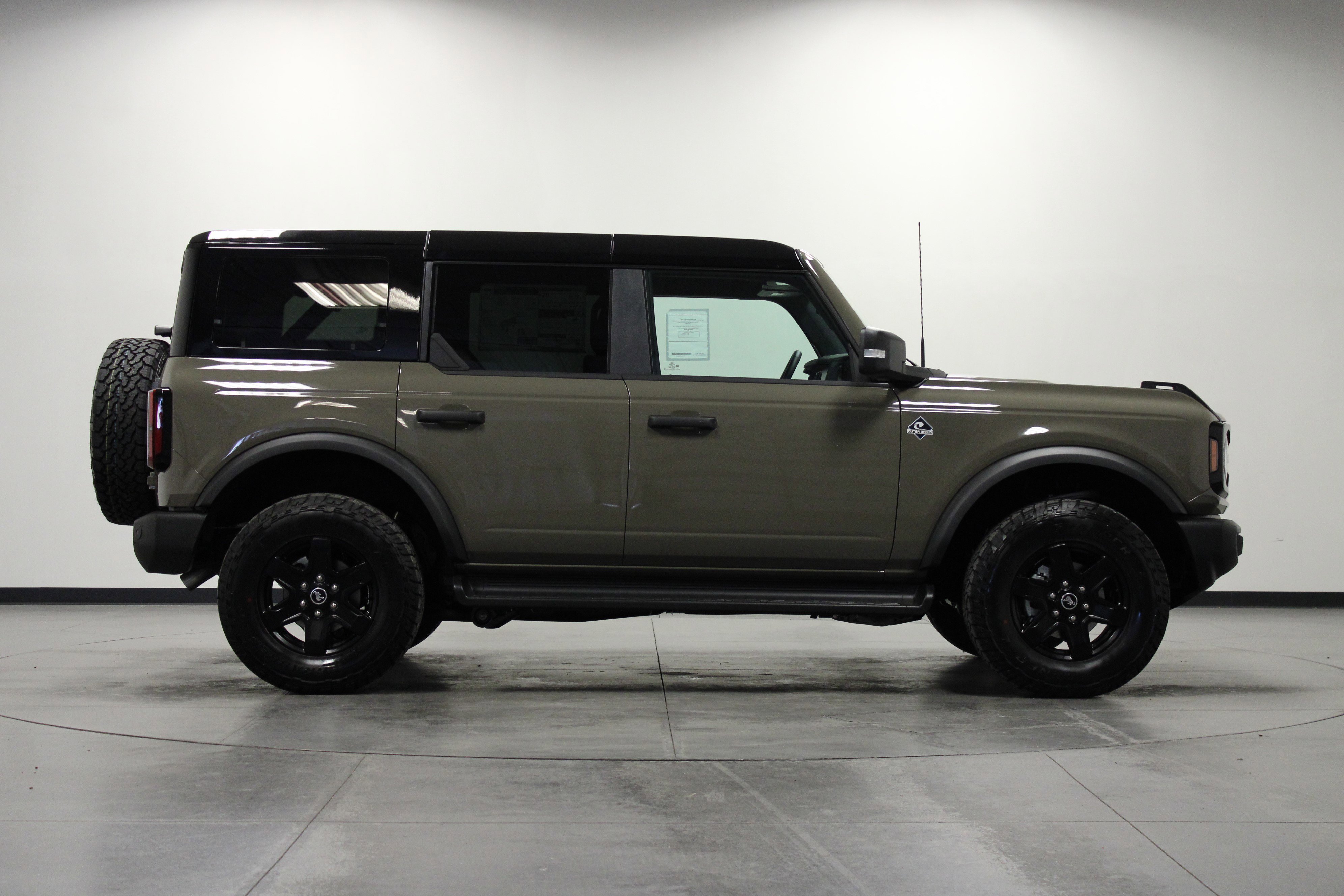 2025 Ford Bronco Outer Banks photo 2