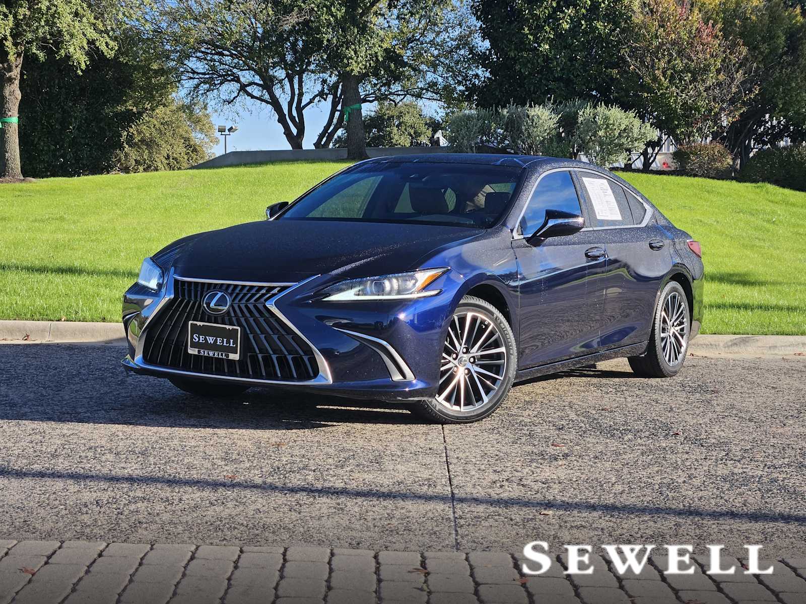 2022 Lexus ES 350's photo