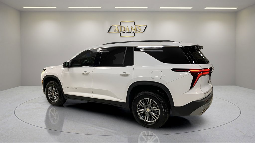 2025 Chevrolet Traverse photo 2
