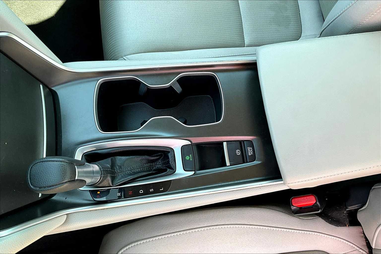 2018 Honda Accord LX 1.5T photo 13
