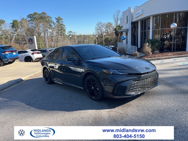 2025 Toyota Camry SE's photo