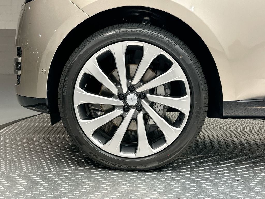 2025 Land Rover Range Rover SE photo 3