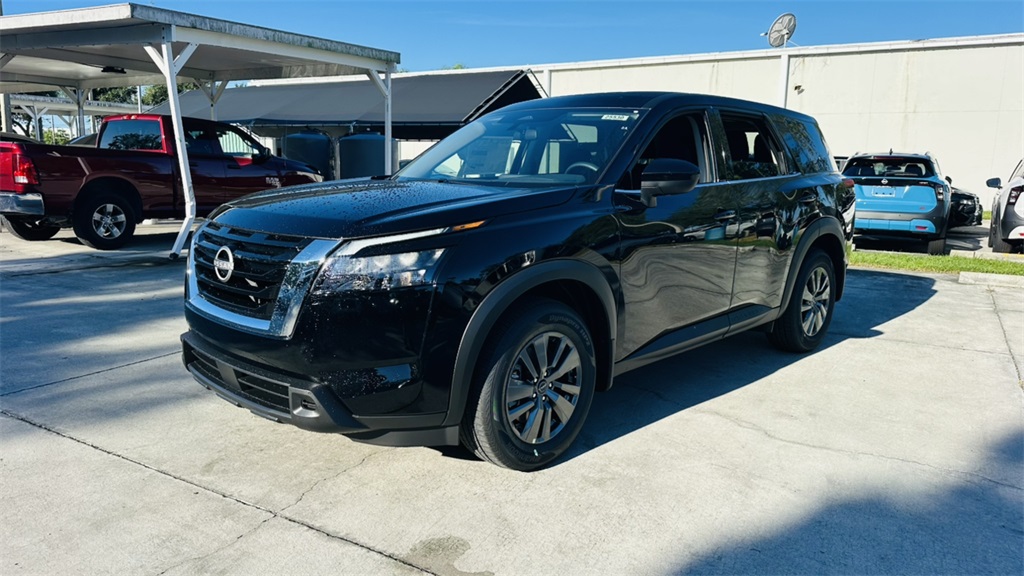 2025 Nissan Pathfinder S photo 3