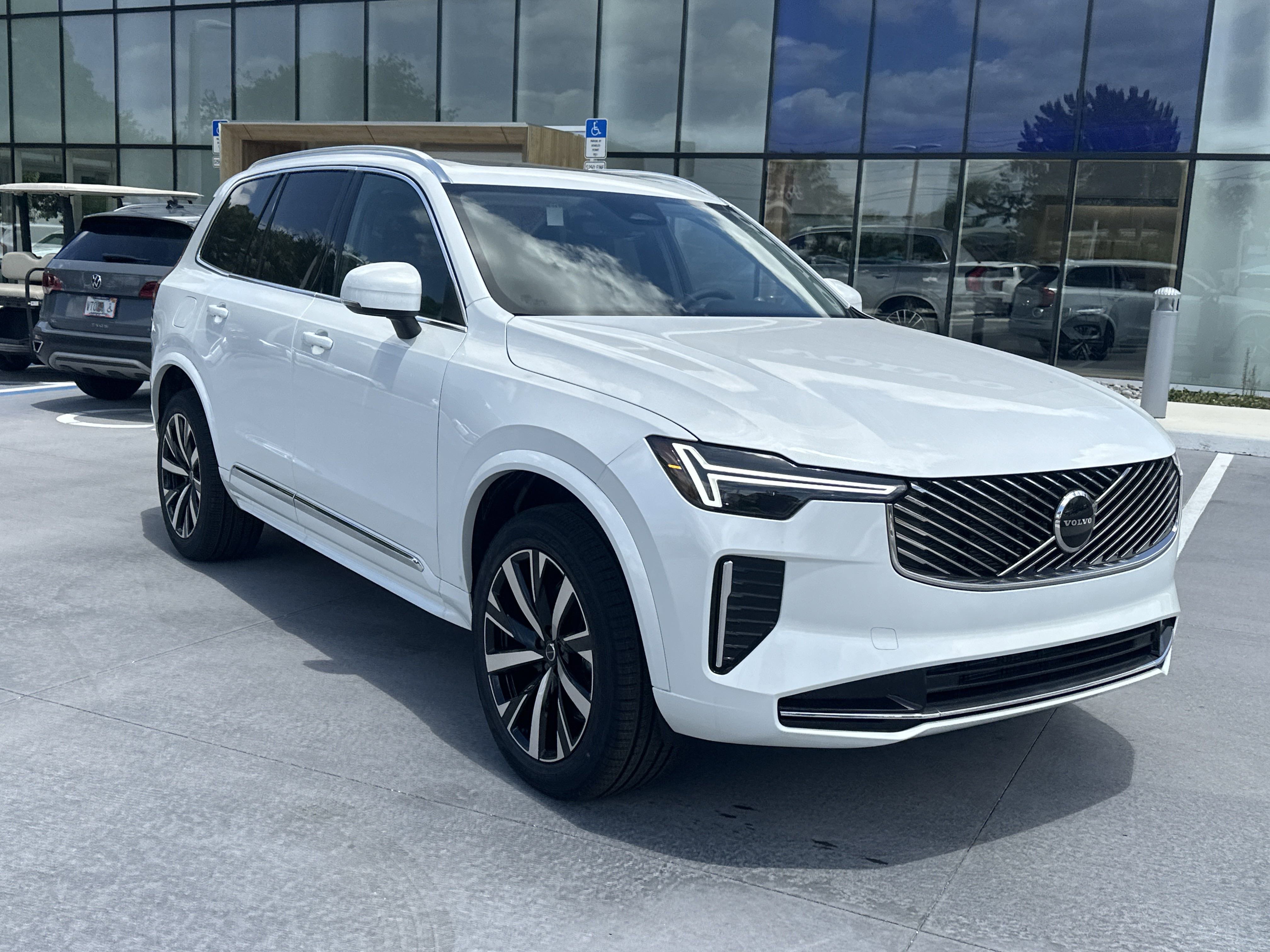 2025 Volvo XC90 Core photo 3