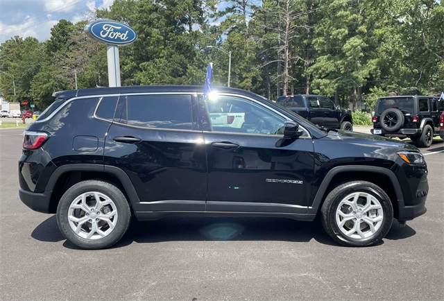 2024 Jeep Compass Sport photo 2