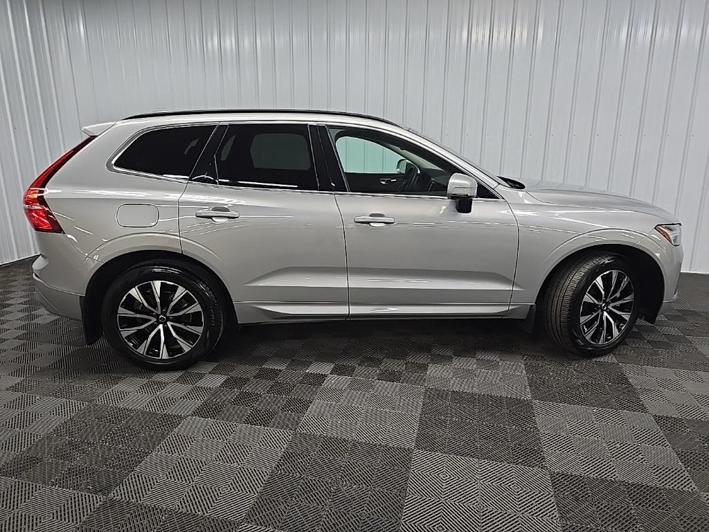 2023 Volvo XC60 B5 Core photo 2