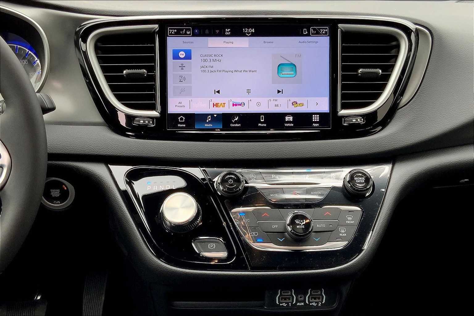 2025 Chrysler Voyager LX photo 6
