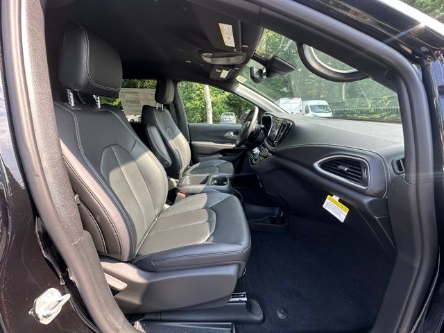 2025 Chrysler Pacifica photo 29