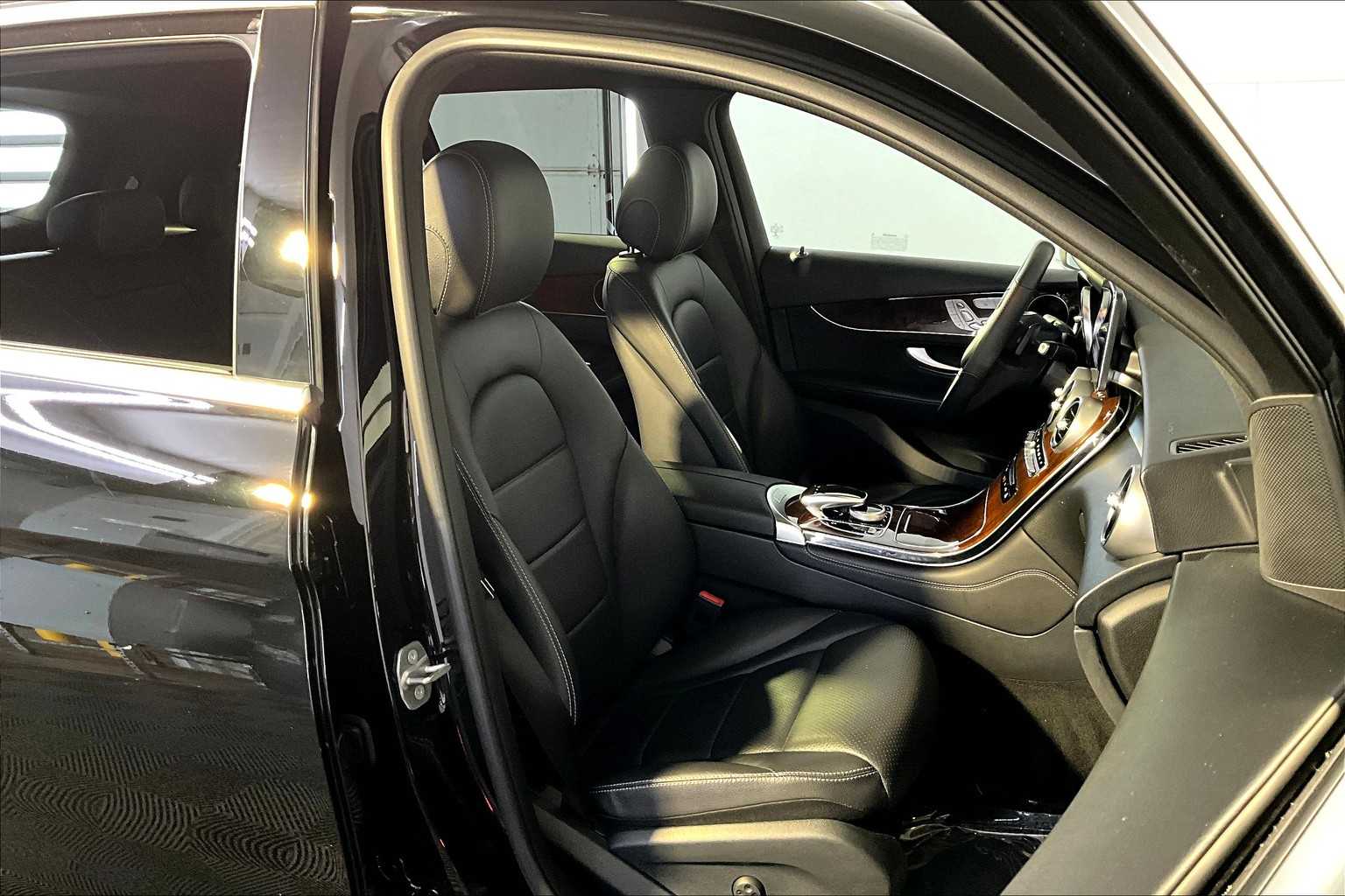 2019 Mercedes Benz GLC 300 4MATIC photo 4