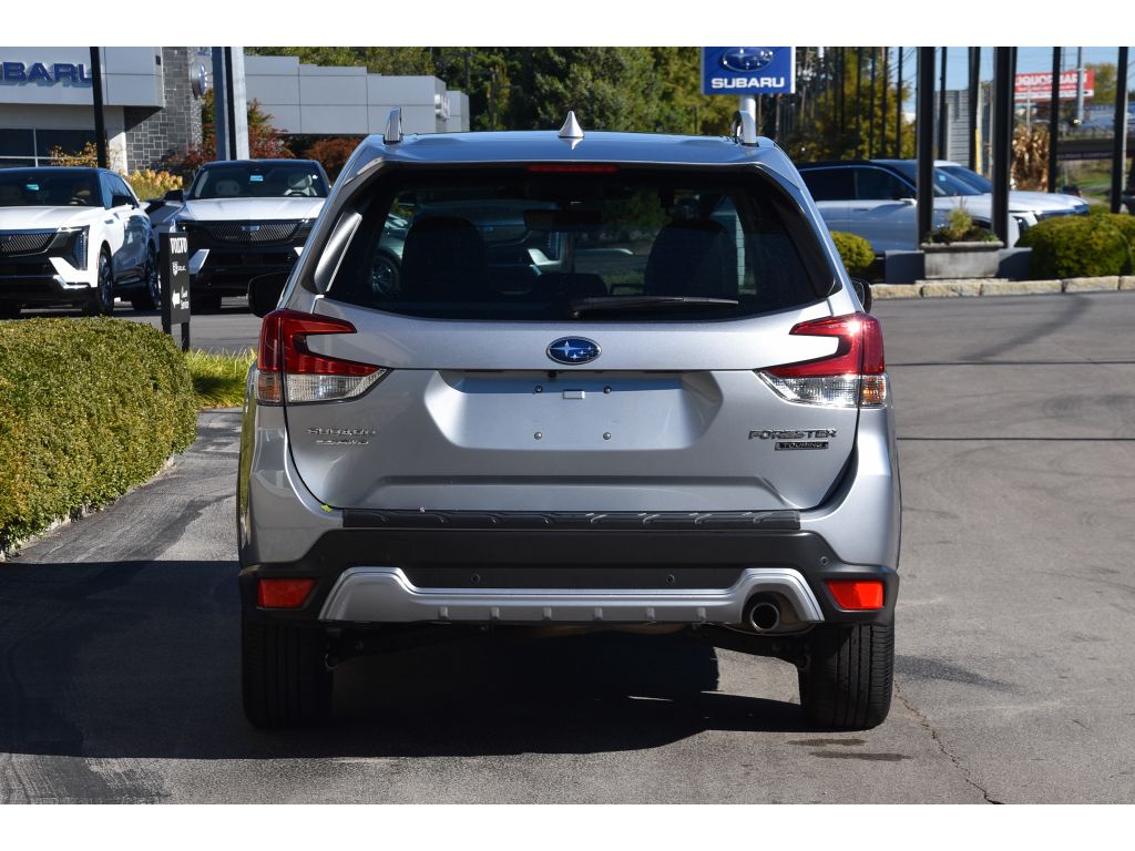 2023 Subaru Forester Touring photo 3