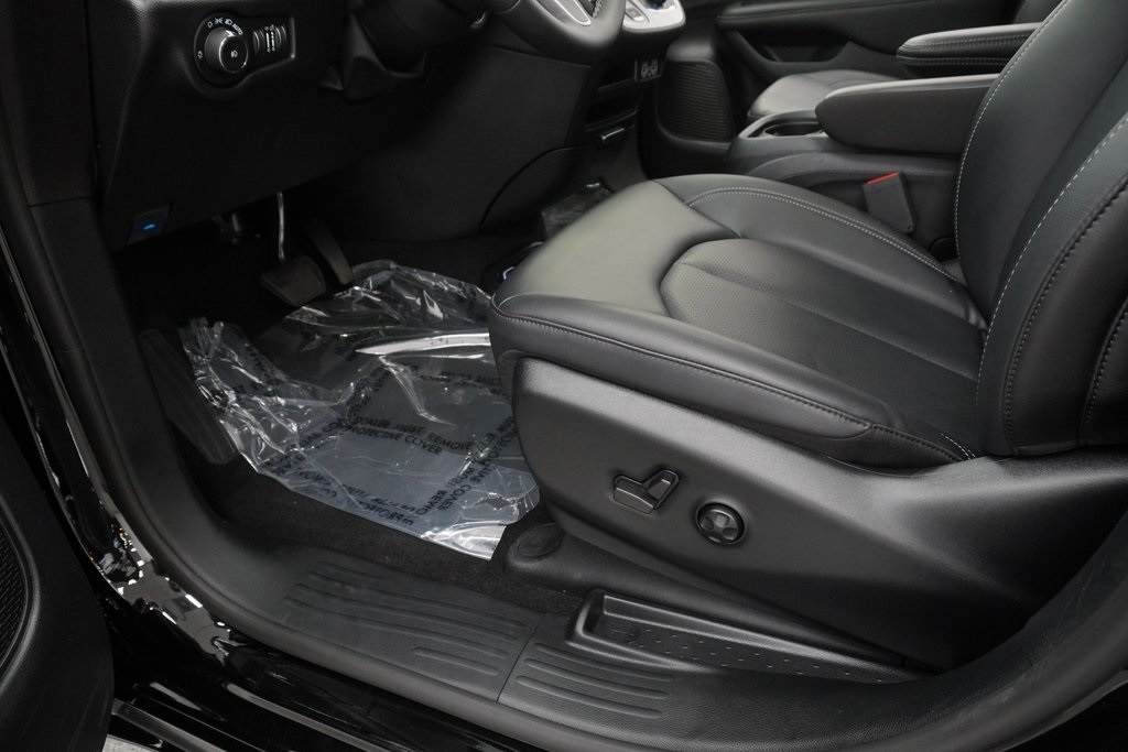 2025 Chrysler Pacifica photo 30