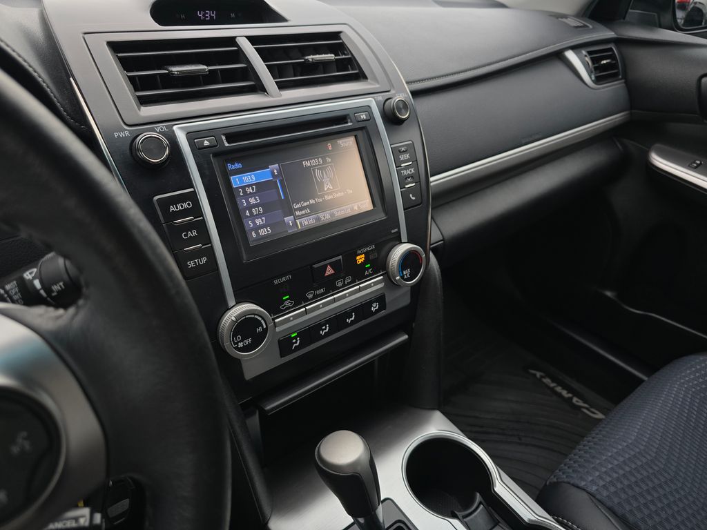 2014 Toyota Camry SE photo 18