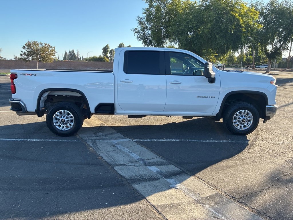 2024 Chevrolet Silverado 2500HD LT photo 2